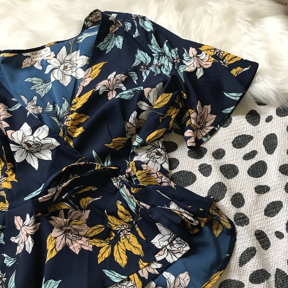 💫✨Midnight Sky Floral Wrapped Top✨💫 size: Large - Picture 2 of 4